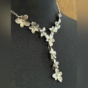 NWT Paparazzi Floral Silver Necklace